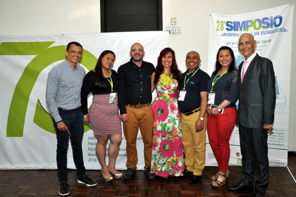 Leonardo Trujillo Oyola, Luz Marina Quintero Bustos, Carlos Eduardo Alonso Malaver, Solange Lugo Buitrago, Luís Fernando Grajales Hernández, Adriana Lucía Torres Villalobos y Germán Moreno Arenas, director de la Escuela de matemáticas de la UIS. (Foto: Suministrada / VANGUARDIA LIBERAL)