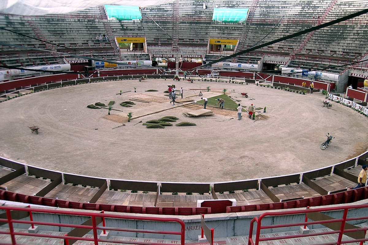 Sin licitación pública, con escasa información oficial y a favor de una entidad creada hace poco más de un año, la Gobernación de Santander adjudicó $119.965 millones para la adecuación del escenario multipropósito del departamento. La Gobernación defendió la transparencia del proceso. Aseguró que todo se ajustó a las normas legales vigentes.