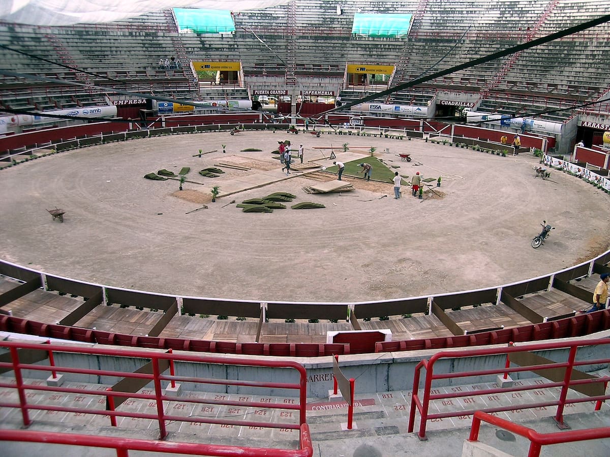 Sin licitación pública, con escasa información oficial y a favor de una entidad creada hace poco más de un año, la Gobernación de Santander adjudicó $119.965 millones para la adecuación del escenario multipropósito del departamento. La Gobernación defendió la transparencia del proceso. Aseguró que todo se ajustó a las normas legales vigentes.