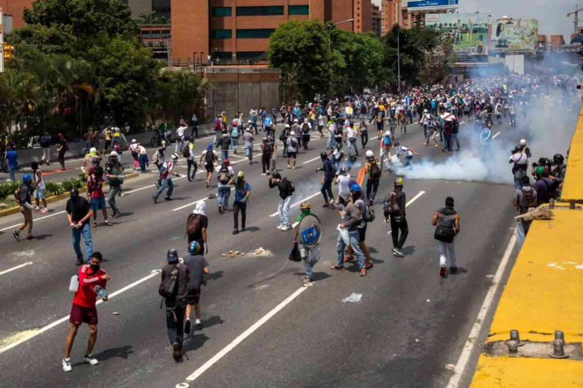 Efectivos de las fuerzas de seguridad del Estado venezolano dispersaron ayer con gas lacrimógeno la manifestación de la oposición que pretendía llegar hasta la sede del Tribunal Supremo de Justicia. (Foto: EFE/VANGUARDIA LIBERAL )