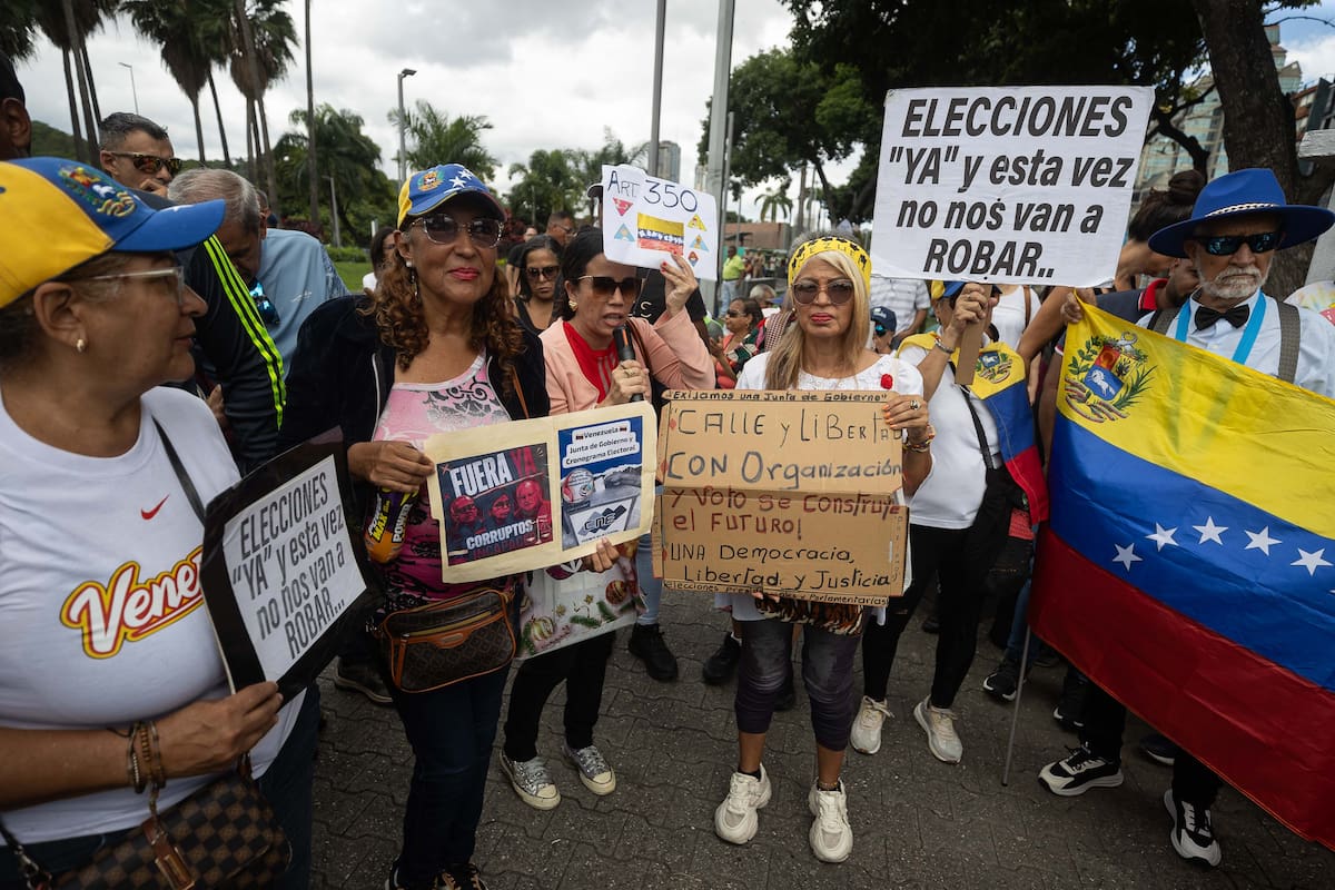 CARACAS (VENEZUELA), 08/07/2026.- Personas se manifiestan para exigir la salida de la mandataria encargada de Venezuela, Delcy Rodríguez, pedir elecciones presidenciales y criticar la respuesta del Gobierno tras los dos terremotos de hace dos semanas, este miércoles, en Caracas (Venezuela). EFE/ Ronald Peña R