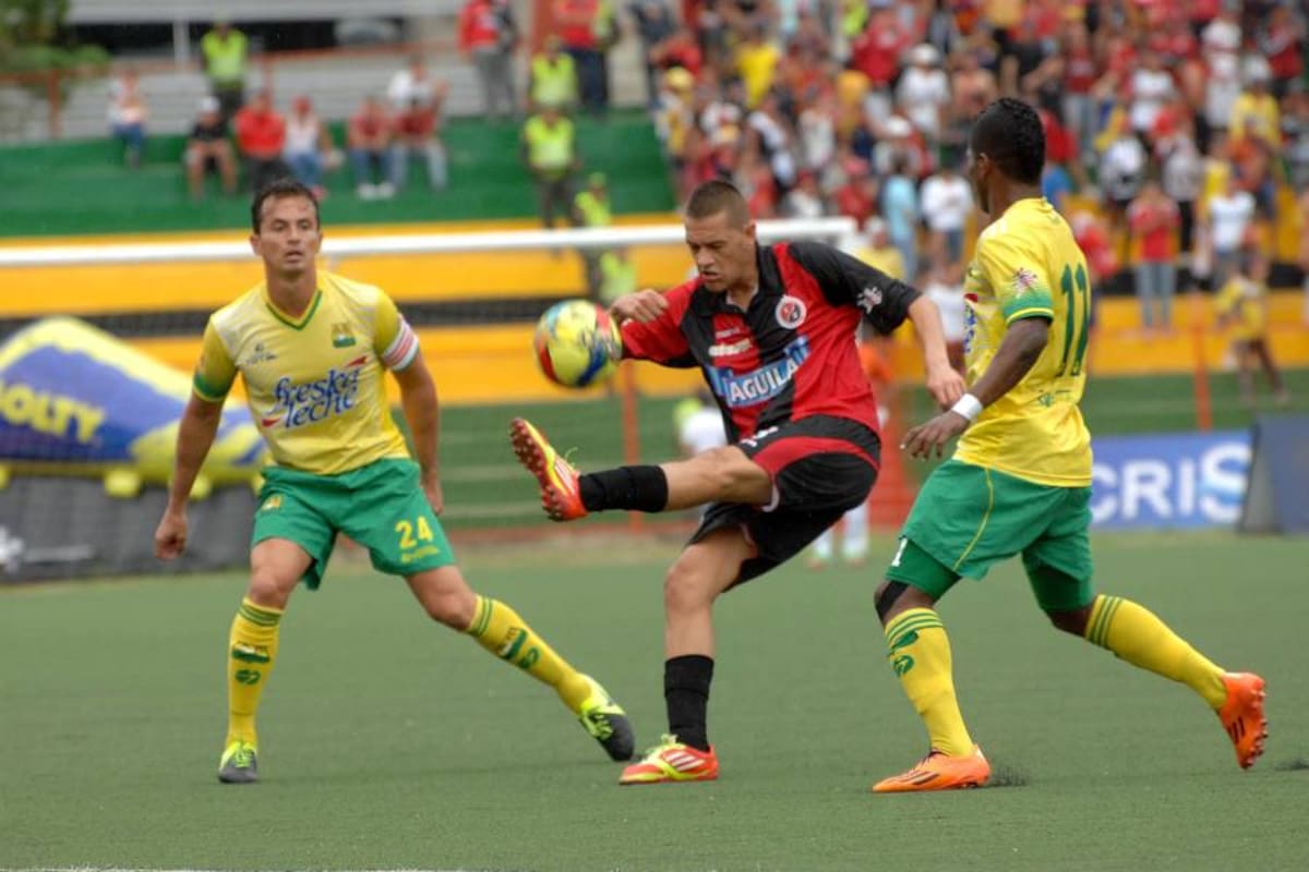 Bucaramanga no pudo mantener su buen rendimiento y cayó 1-0 ante el Cúcuta. De los últimos 13 ‘clásicos del Oriente’ (12 en la A y 1 en la B), el equipo de la frontera ganó siete, Bucaramanga se impuso en tres y se registraron tres empates. (Foto: Jaime del Río / VANGUARDIA LIBERAL)