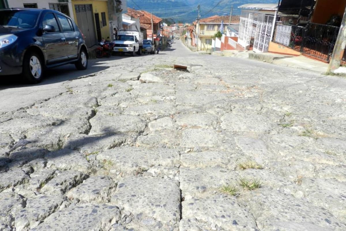Habitantes del sector denuncian que esta vía, de un solo sentido, se encuentra en mal estado desde hace más de dos años. (Foto: Óscar Carrascal Torrado/VANGUARDIA LIBERAL)