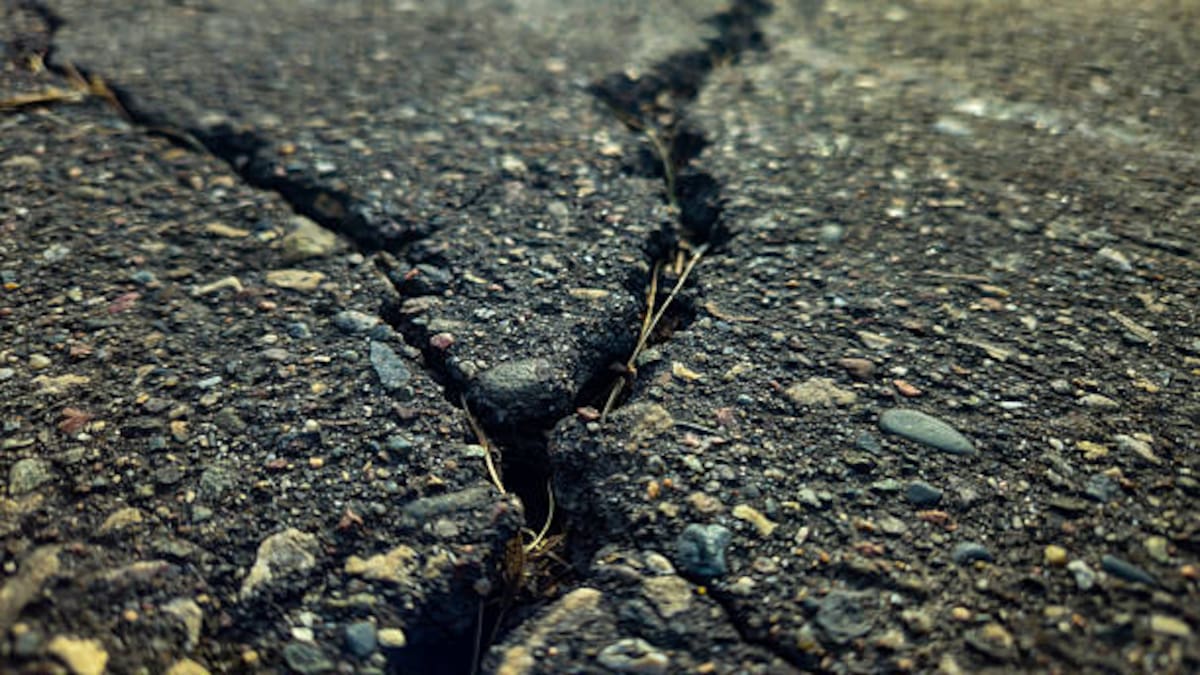Magnitud e intensidad no significan lo mismo. La magnitud se relaciona con la energía liberada en el origen del sismo, mientras la intensidad describe sus efectos en un lugar determinado.