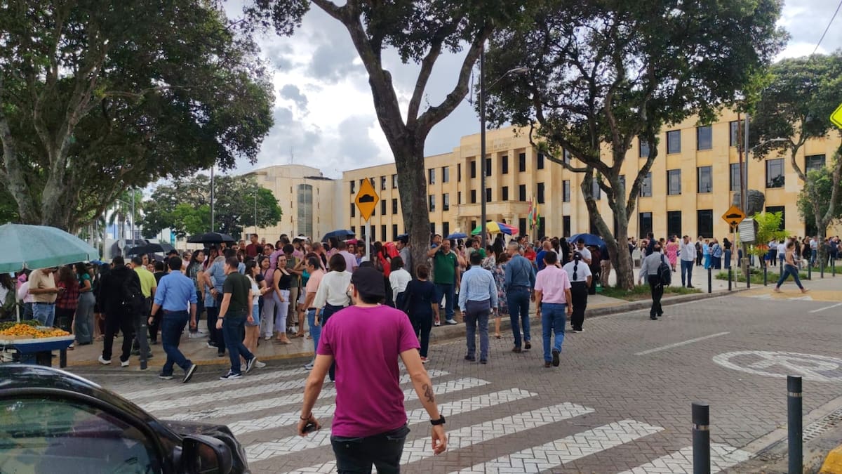 La plaza cívica Luis Carlos Galán Sarmiento se convirtió en punto de encuentro de funcionarios y transeúntes mientras pasaba el movimiento de tierra.