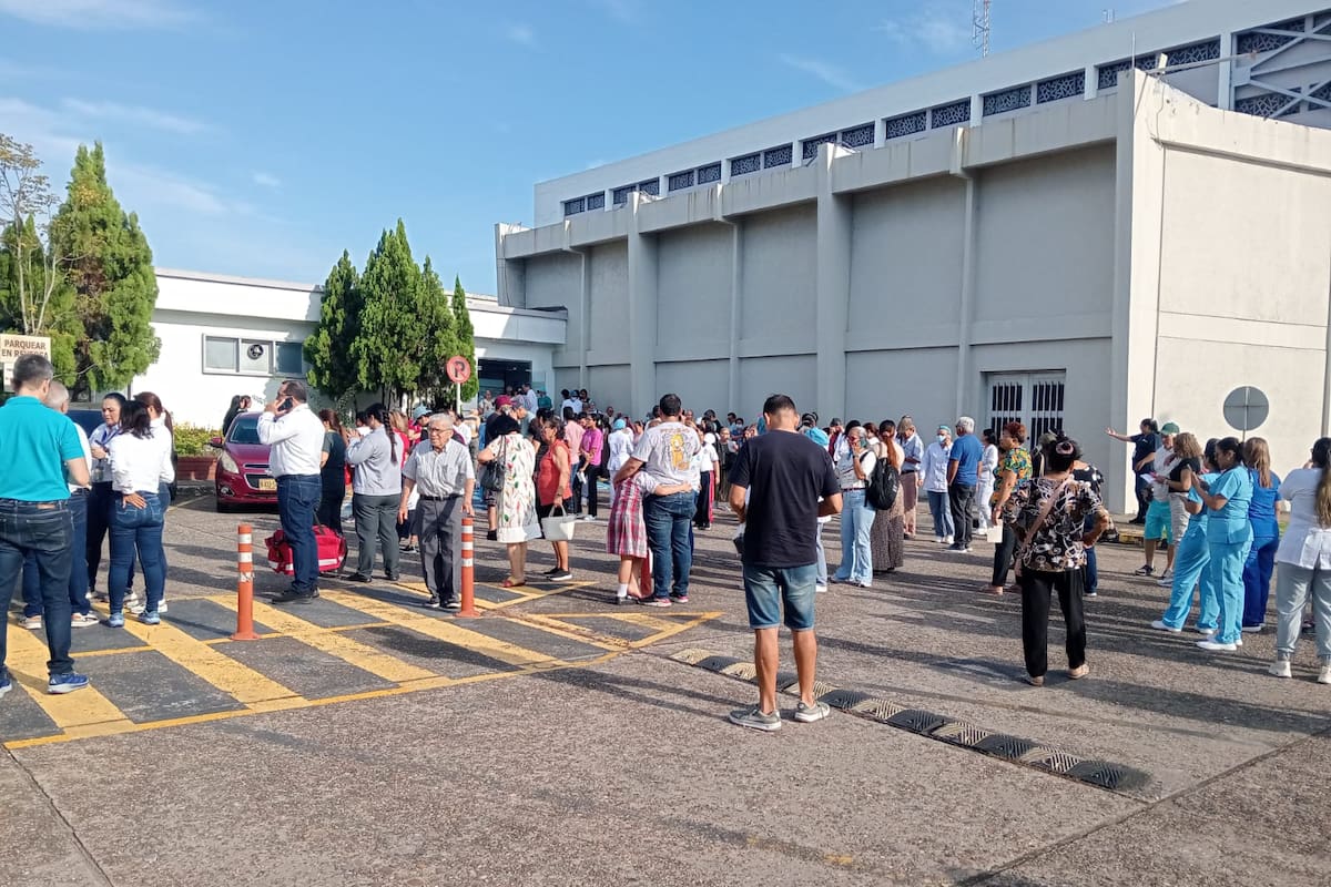 El fuerte sismo registardo en la mañana de este lunes obligó a la evacuación de varias instituciones de educación, salud y empresas privadas en Barrancabermeja.
Suministrada/Vanguardia