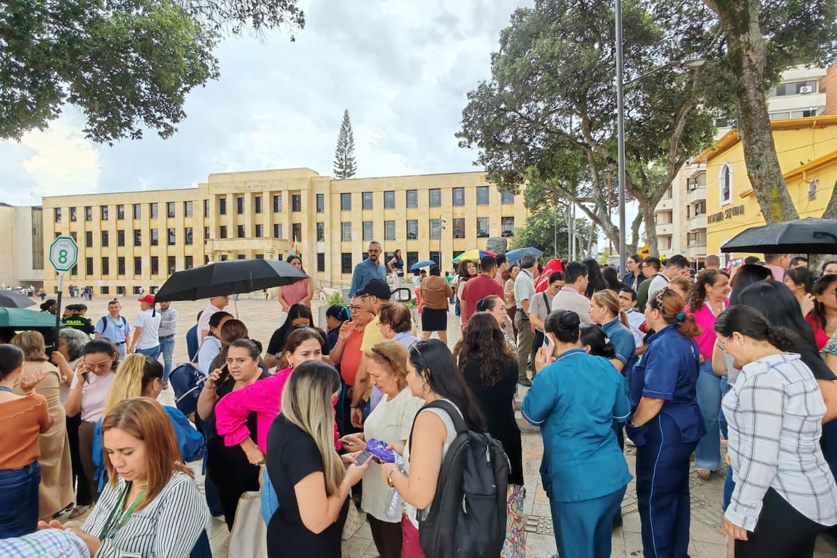 Trabajadores de locales comerciales del centro salieron a los andenes apenas comenzó el movimiento. Foto: Marco Valencia/ VANGUARDIA