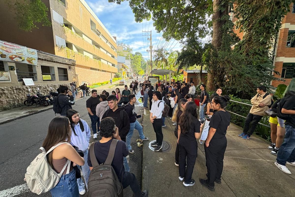 Cientos de personas de instituciones educativas, empresas y edificios evacuaron la mañana de este lunes.