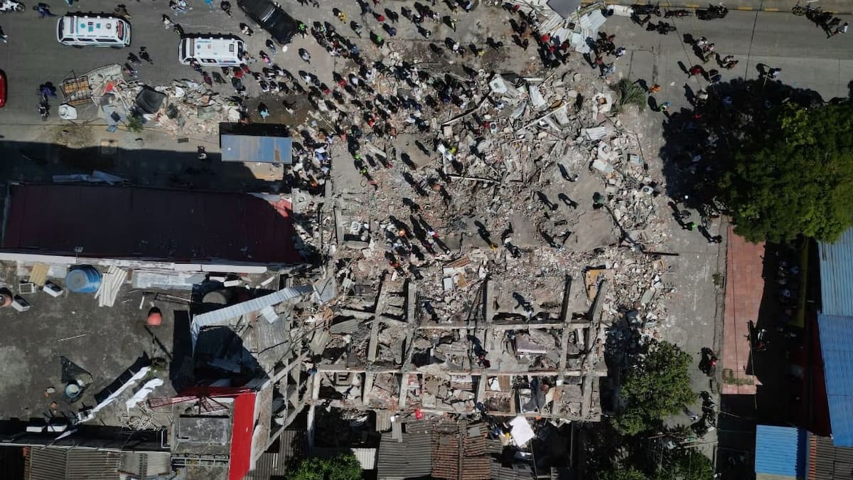 Así quedó parte del Motel Molino Rosa, en el sur de Cali, luego del fuerte sismo de magnitud 7,4 que sacudió a Colombia este lunes. Foto de: @juanfotosadn - El Tiempo.