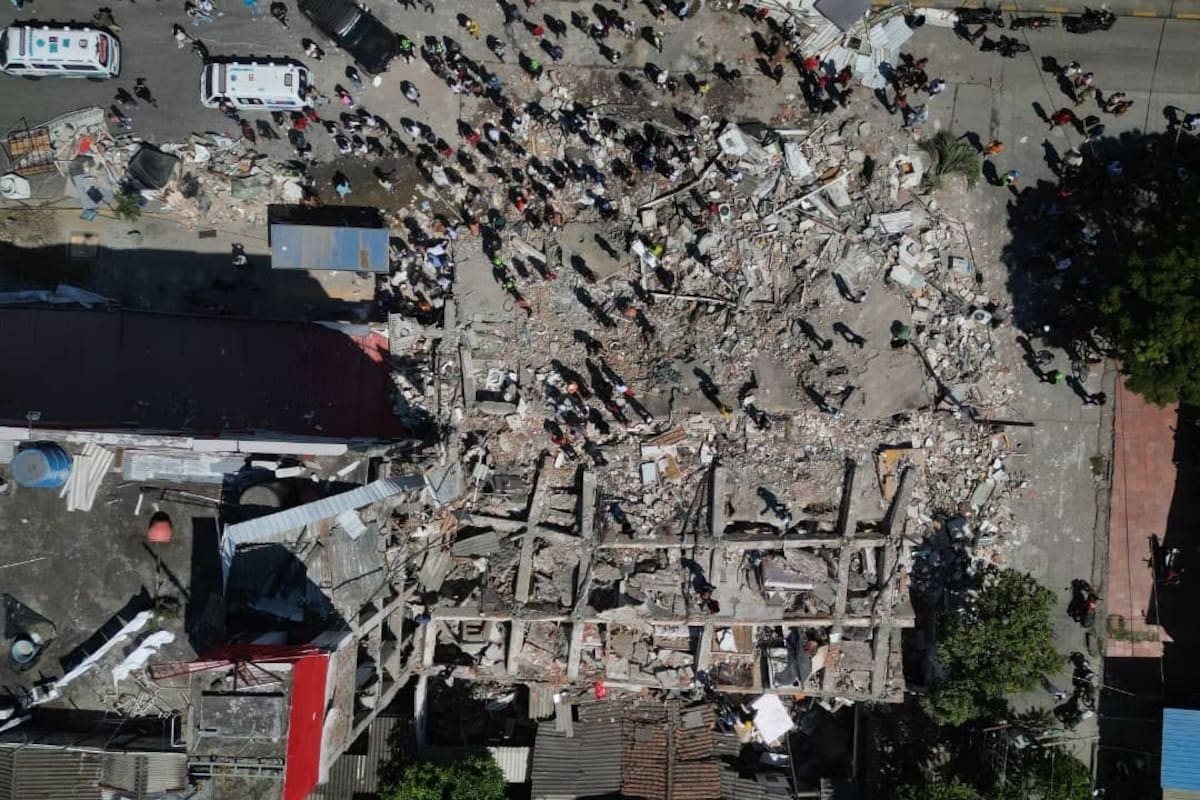 Así quedó parte del Motel Molino Rosa, en el sur de Cali, luego del fuerte sismo de magnitud 7,4 que sacudió a Colombia este lunes. Foto de: @juanfotosadn - El Tiempo.