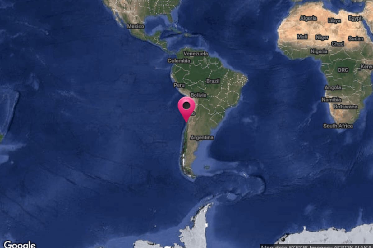 Un fuerte sismo de magnitud 6,0 sacudió la zona central de Chile la tarde de este domingo, percibiéndose con fuerza en Santiago y Valparaíso. Las autoridades confirmaron el registro de al menos dos réplicas adicionales, pero descartan heridos o amenaza de tsunami en las costas.
