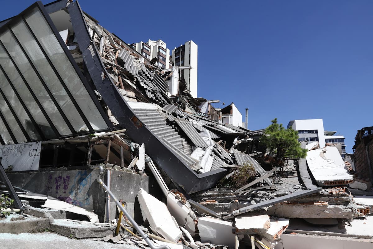 Fotografía que muestra una edificación destruida por un terremoto de magnitud 7,4 este lunes, en Manizales (Colombia). El presidente de Colombia, Abelardo de la Espriella, afirmó que el terremoto que sacudió la mayor parte del país, deja una cifra parcial de 111 fallecidos y una gran destrucción en al menos cinco departamentos. EFE/ Juan Augusto Cardona