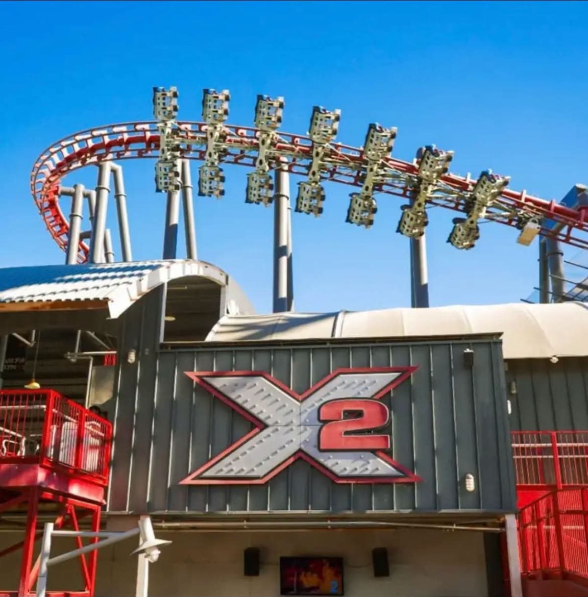Una investigación de CNN ha documentado años de lesiones graves reportadas y hospitalizaciones vinculadas a la montaña rusa X2 en Six Flags Magic Mountain, incluyendo dos muertes.