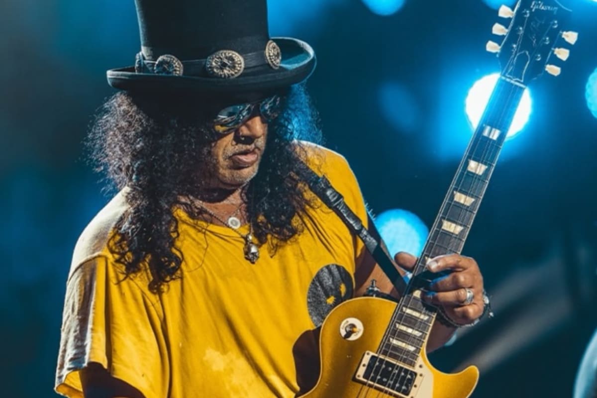 Slash sufrió una caída mientras interpretaba "Nightrain" durante el concierto de Guns N' Roses en París. El guitarrista se levantó de inmediato y continuó la presentación sin inconvenientes. Foto tomada de // Ig: gunsnroses