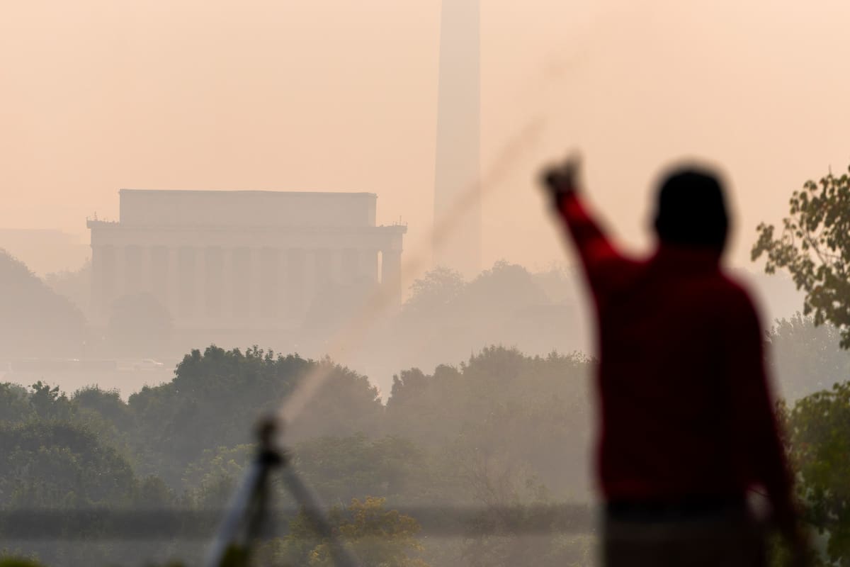 WASHINGTON (United States), 17/07/2026.- Haze from Canadian wildfires blankets the National Mall in Washington DC USA, 17 July 2026. The smoke pushed air quality levels in DC to a rare code purple. EFE/EPA/JIM LO SCALZO
