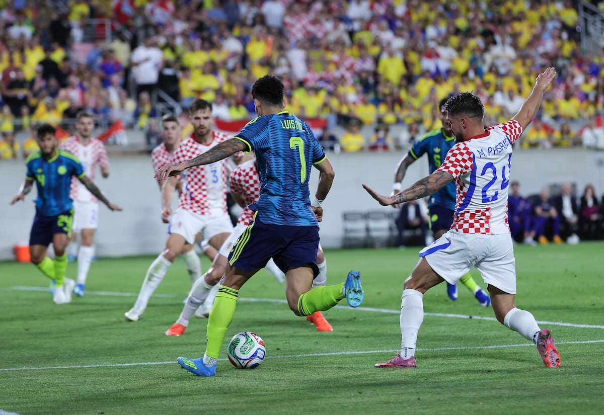 ORLANDO (United States), 27/03/2026.- Luis Diaz (C) of Colombia in action against Marco Pasalic (R) of Croatia during the international friendly match between Colombia and Croatia in Orlando, Florida, USA, 26 March 2026. (Futbol, Amistoso, Croacia) EFE/EPA/CRISTOBAL HERRERA-ULASHKEVICH