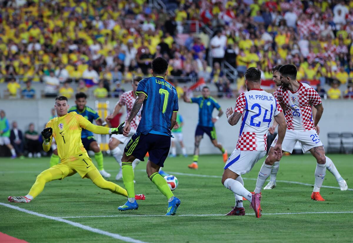 ORLANDO (United States), 27/03/2026.- Luis Diaz (C) of Colombia in action against Marco Pasalic (R) of Croatia and Dominik Livakovic (L) of Croatia during the international friendly match between Colombia and Croatia in Orlando, Florida, USA, 26 March 2026. (Futbol, Amistoso, Croacia) EFE/EPA/CRISTOBAL HERRERA-ULASHKEVICH