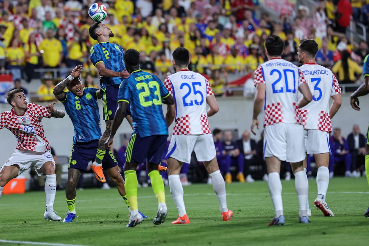 ORLANDO (United States), 26/03/2026.- Daniel Munoz (3-L) of Colombia in action during the international friendly match between Colombia and Croatia in Orlando, Florida, USA, 26 March 2026. (Futbol, Amistoso, Croacia) EFE/EPA/CRISTOBAL HERRERA-ULASHKEVICH