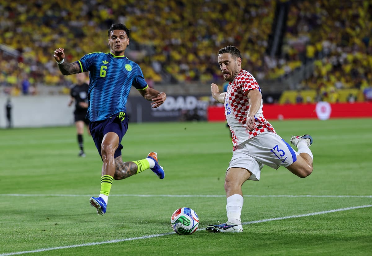 ORLANDO (United States), 26/03/2026.- Nikola Vlasic (R) of Croatia in action against Richard Rios of Colombia during the international friendly match between Colombia and Croatia in Orlando, Florida, USA, 26 March 2026. (Futbol, Amistoso, Croacia) EFE/EPA/CRISTOBAL HERRERA-ULASHKEVICH