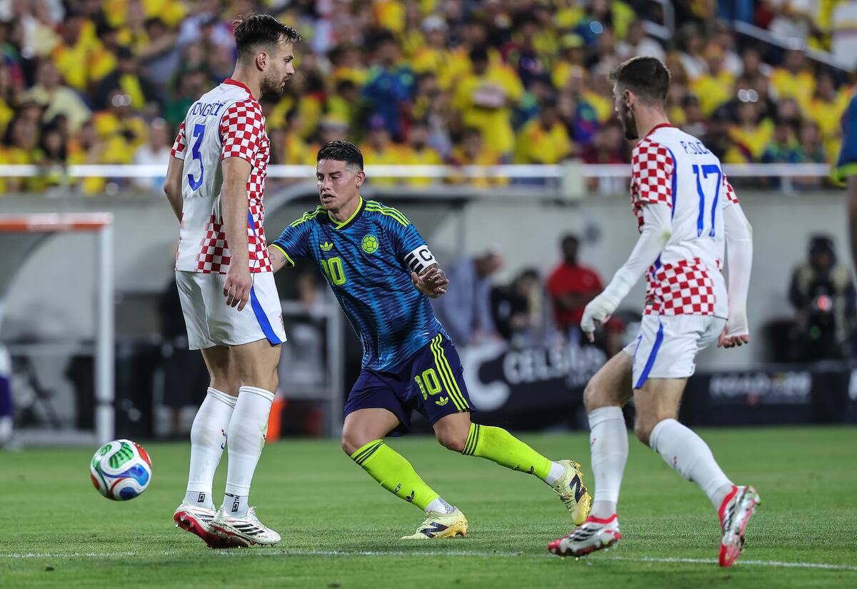 ORLANDO (United States), 27/03/2026.- James Rodriguez (C) of Colombia in action against Marin Pongracic (L) of Croatia and Petar Sucic (R) of Croatia during the international friendly match between Colombia and Croatia in Orlando, Florida, USA, 26 March 2026. (Futbol, Amistoso, Croacia) EFE/EPA/CRISTOBAL HERRERA-ULASHKEVICH