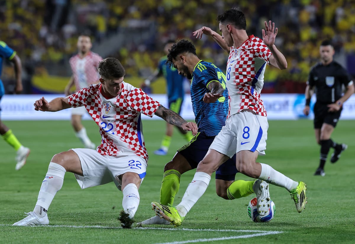 ORLANDO (United States), 27/03/2026.- Luis Suarez (C) of Colombia in action against Nikola Moro (R) of Croatia and Luka Vuskovic (L) of Croatia during the international friendly match between Colombia and Croatia in Orlando, Florida, USA, 26 March 2026. (Futbol, Amistoso, Croacia) EFE/EPA/CRISTOBAL HERRERA-ULASHKEVICH