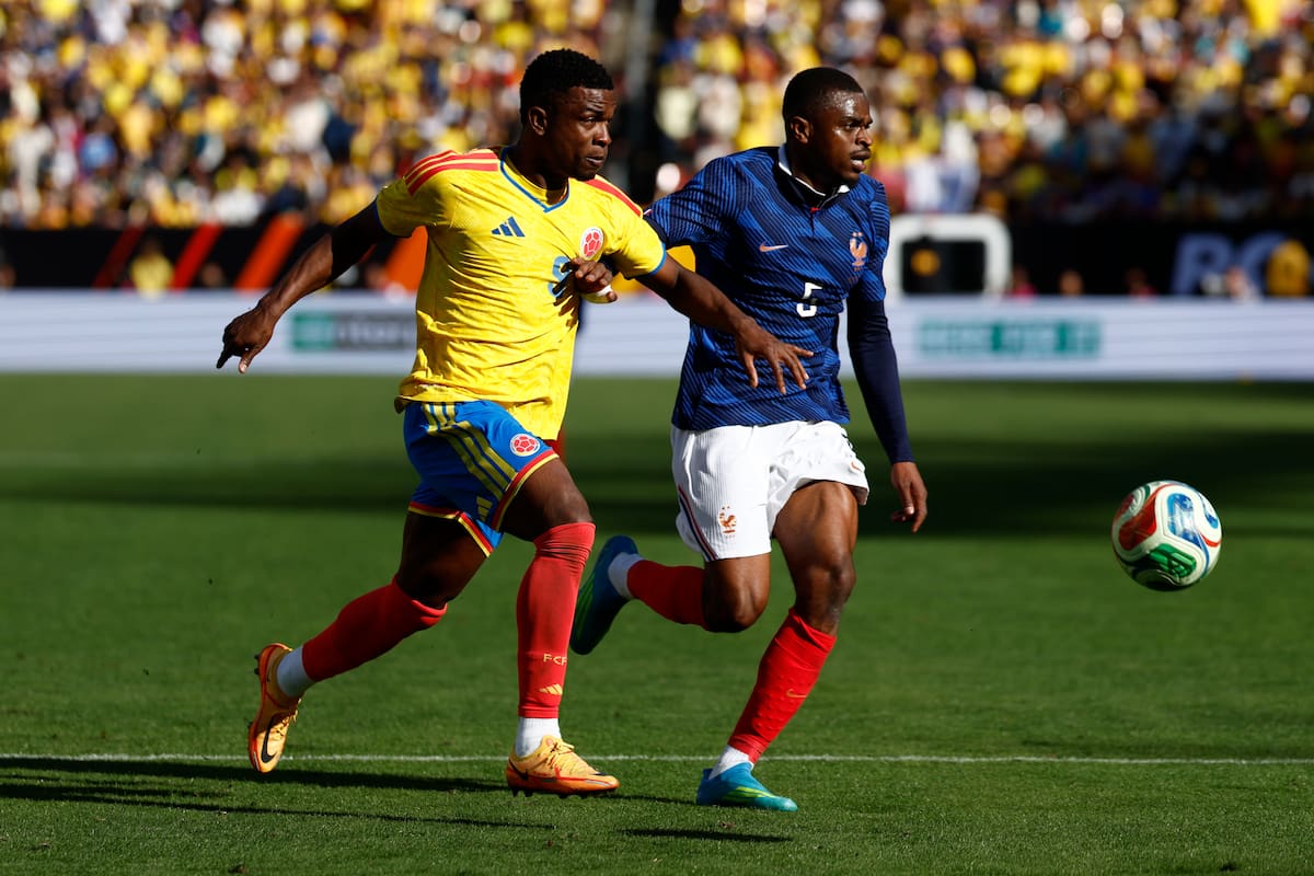 LANDOVER (United States), 29/03/2026.- Frances Pierre Kalulu (R) in action against Colombia's Jhon Cordoba (L) during the friendly soccer match between Colombia and France in Landover, Maryland, USA, 29 March 2026. (Futbol, Amistoso, Francia) EFE/EPA/WILL OLIVER