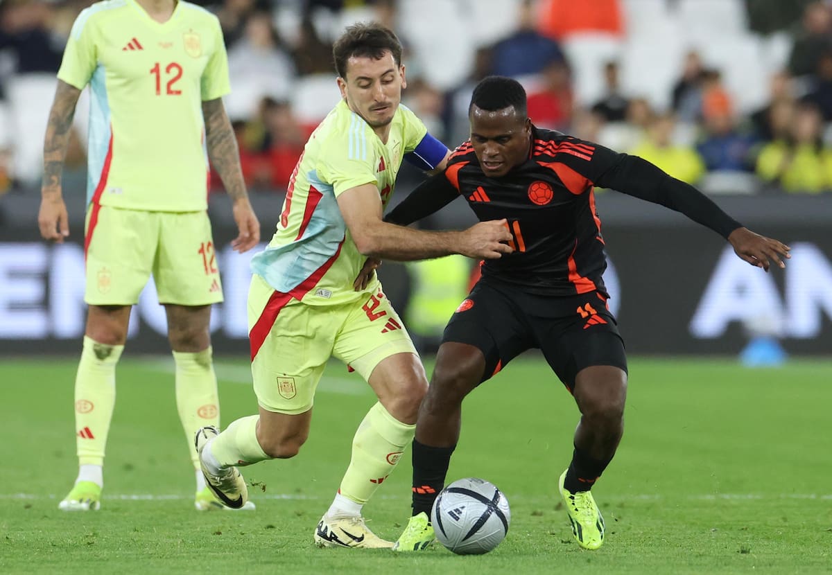 London (United Kingdom), 22/03/2024.- Jhon Arias of Colombia (R) and Mikel Oyarzabal of Spain (L) in action during the friendly international soccer match between Spain and Colombia in London, Britain 22 March 2024. (Futbol, Amistoso, España, Reino Unido, Londres) EFE/EPA/NEIL HALL