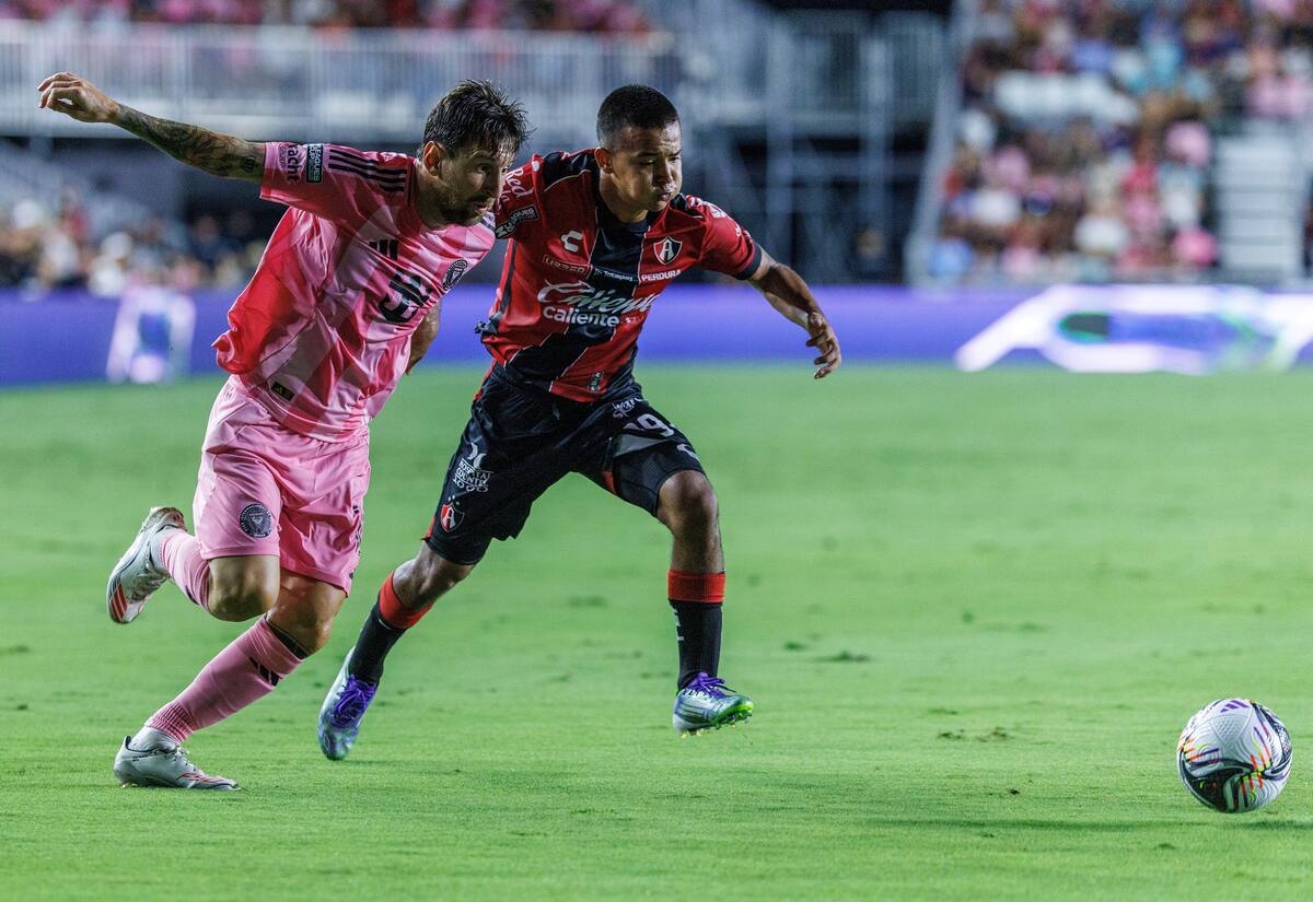 FORT LAUDERDALE (United States), 31/07/2025.- Inter Miami CF Forward Lionel Messi (L) in action against Atlas FC Sergio Hernandez during the soccer Leagues Cup 2025 match between Inter Miami CF and the Atlas FC in Fort Lauderdale, Florida, USA, 30 July 2025. The Leagues Cup is an annual soccer competition between clubs from Major League Soccer. EFE/EPA/CRISTOBAL HERRERA-ULASHKEVICH
