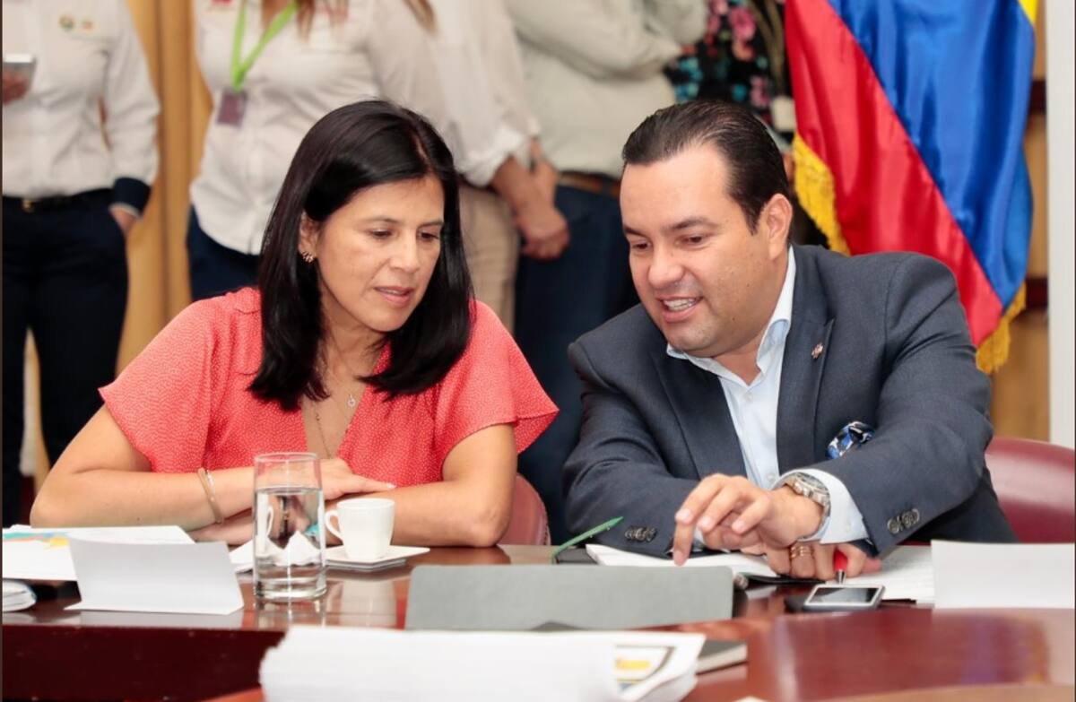 La directora del Departamento Nacional de Planeación, Gloria Alonso asistió a la socialización del Plan Nacional de Desarrollo junto al gobernador de Santander, Didier Tavera, parlamentarios, empresarios y demás líderes de la región.