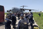 Socorristas de EE.UU. llegan a Colombia para apoyar búsqueda y rescate tras terremoto de 7.4