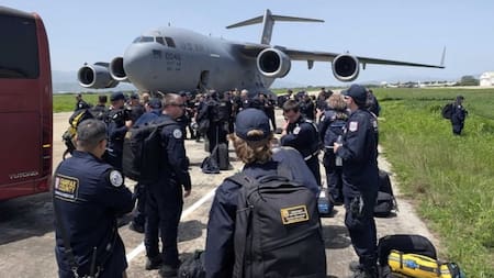 Socorristas de EE.UU. llegan a Colombia para apoyar búsqueda y rescate tras terremoto de 7.4