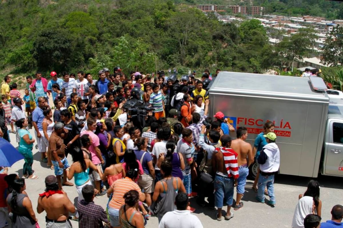 Fue necesaria la presencia del Esmad para tranquilizar los ánimos en la Ciudadela Nuevo Girón, donde la comunidad reaccionó fuertemente tras la muerte del joven de 20 años. (Foto: Marco Valencia / VANGUARDIA LIBERAL)