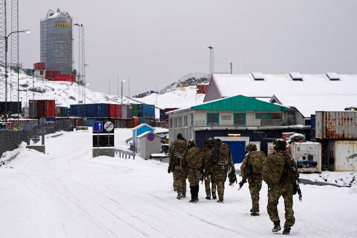 Soldados daneses desembarcan en el puerto de Nuuk, Groenlandia, este domingo. El Departamento de Defensa danés continuará con su mayor presencia militar con ejercicios militares junto con varios aliados de la OTAN en Groenlandia y sus alrededores en 2026. Esto se lleva a cabo en cooperación con las autoridades groenlandesas y el gobierno groenlandés, Naalakkersuisut, según se indica en el sitio web del Departamento de Defensa danés. EFE/ Mads Claus Rasmussen DENMARK OUT.