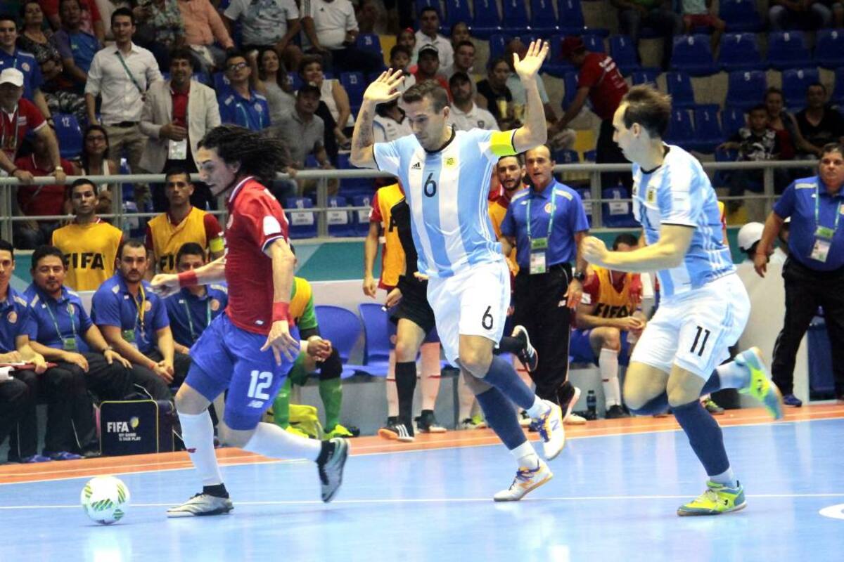 La selección de Argentina, que se ha sentido como en casa en Bucaramanga, gracias al apoyo del público, se jugará su pase a los cuartos de final del Mundial de Fútbol Sala de la Fifa nuevamente en el Coliseo Bicentenario de la capital santandereana, enfrentando a Ucrania. (Foto: Fabián Hernández / VANGUARDIA LIBERAL)