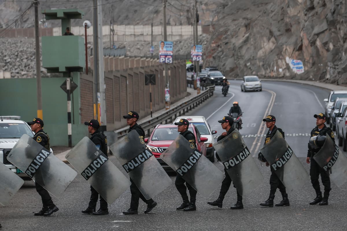AME9563. LIMA (PERÚ), 07/06/2026.- Integrantes de la Policía peruana llegan al Penal de Barbadillo este domingo, en Lima (Perú). Los sondeos a pie de urna realizados durante la segunda vuelta de las elecciones presidenciales de Perú muestran un empate técnico entre la derechista Keiko Fujimori y el izquierdista Roberto Sánchez. EFE/ Aldair Mejia