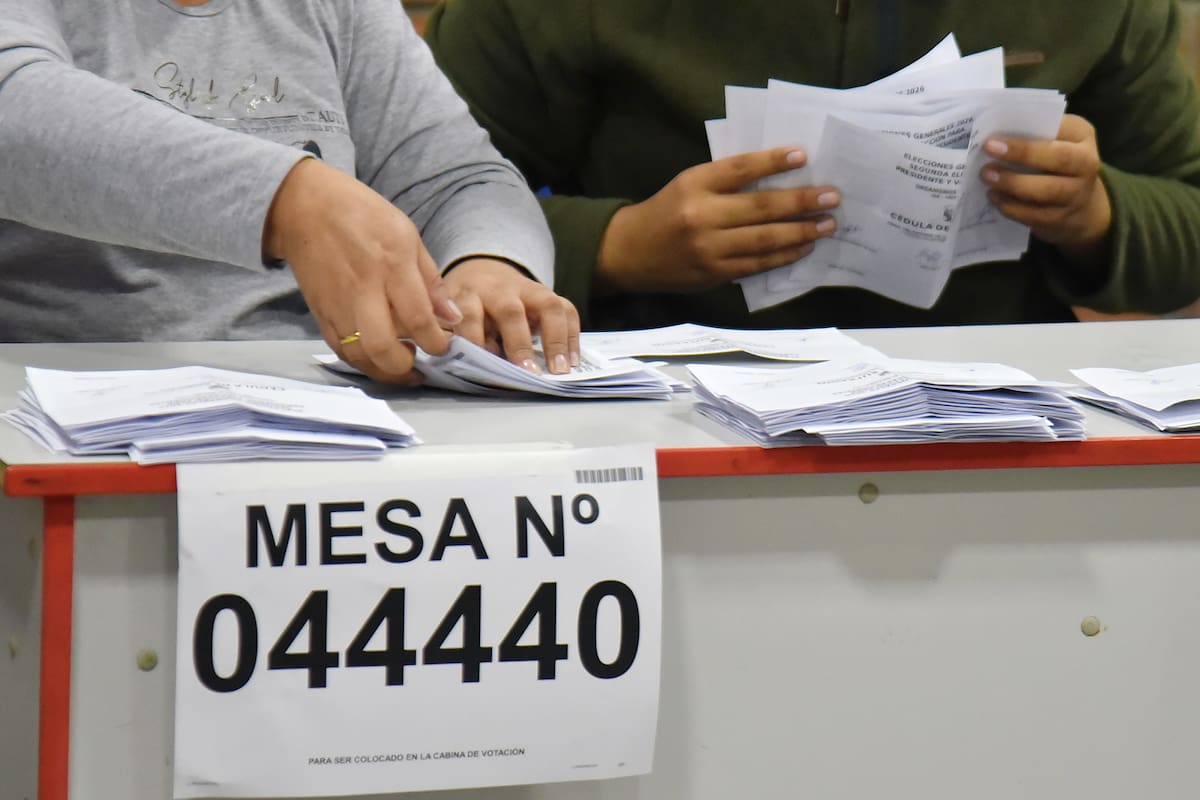 AME9563. LIMA (PERÚ), 07/06/2026.- Jurados de votación realizan el escrutinio y conteo de votos de la segunda vuelta de las elecciones presidenciales de Perú donde dan un empate técnico entre la derechista Keiko Fujimori y el izquierdista Roberto Sánchez este domingo, en Lima (Perú). EFE/ Germán Falcón