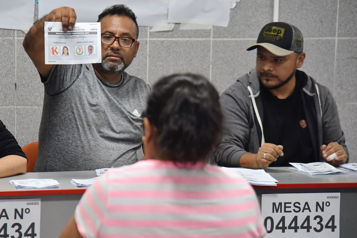 AME9563. LIMA (PERÚ), 07/06/2026.- Jurados de votación realizan el escrutinio y conteo de votos de la segunda vuelta de las elecciones presidenciales de Perú donde dan un empate técnico entre la derechista Keiko Fujimori y el izquierdista Roberto Sánchez este domingo, en Lima (Perú). EFE/ Germán Falcón
