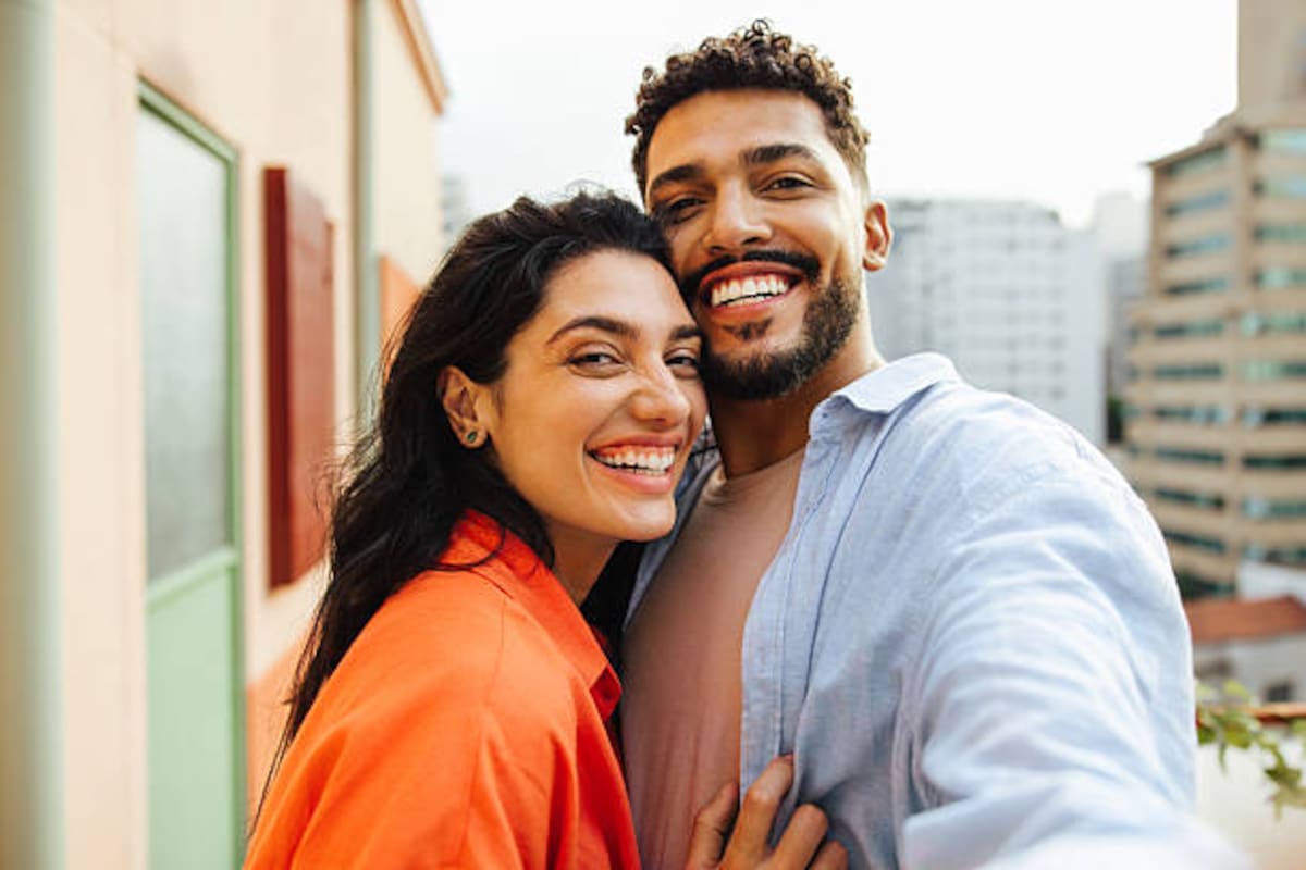 Una sonrisa no siempre es sinónimo de felicidad; también puede aparecer ante emociones como nerviosismo, tristeza o incomodidad.