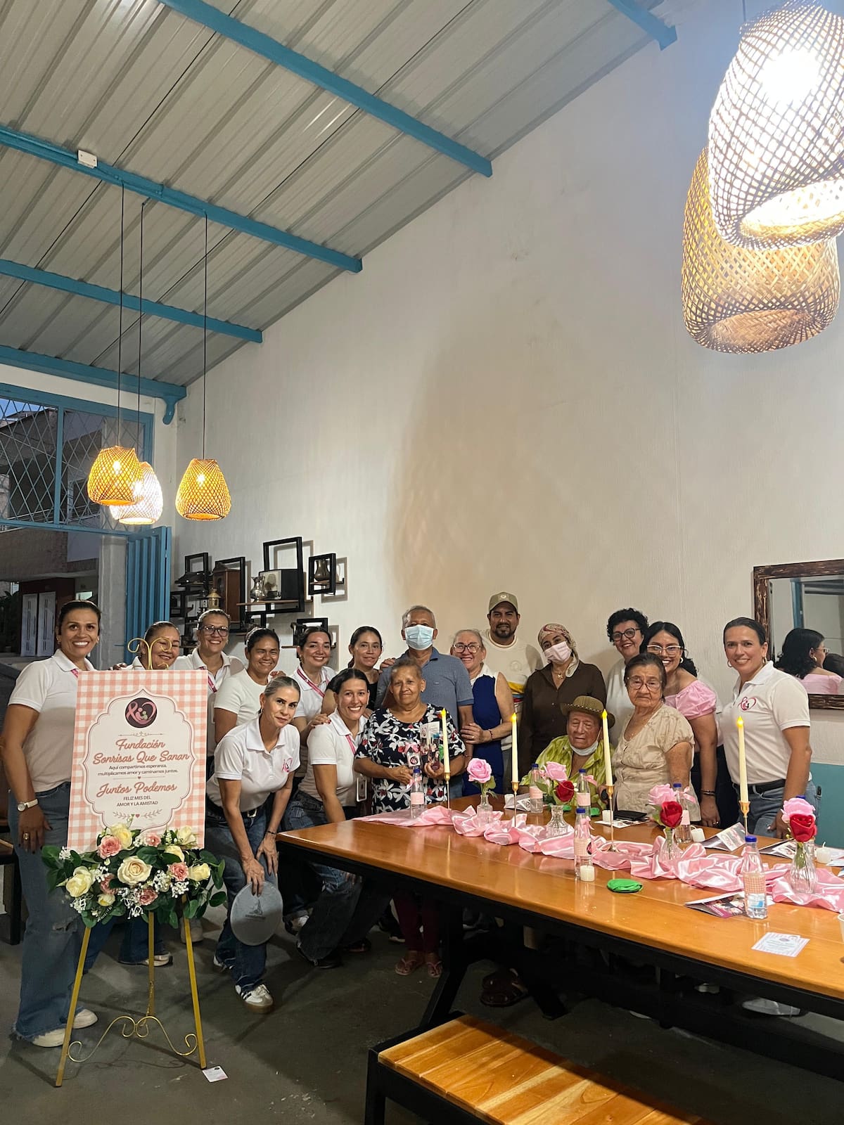 Una familia que vivió el cáncer de su madre creó una fundación para acompañar a otros pacientes en San Vicente de Chucurí. Así nació Sonrisas que Sanan.