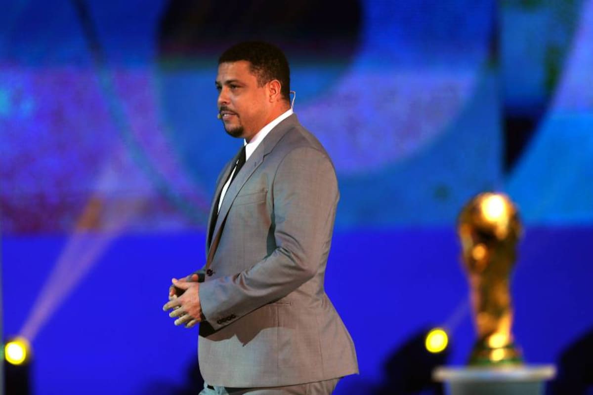 BRA305. COSTA DO SAUÍPE (BRASIL), 06/12/2013.- El exfutbolista brasilero Ronaldo Luís Nazário de Lima participa hoy, viernes 6 de diciembre de 2013, en el sorteo del Mundial de Fútbol Brasil 2014 en Costa do Sauipe, Bahia (Brasil). EFE/Marcelo Sayão
