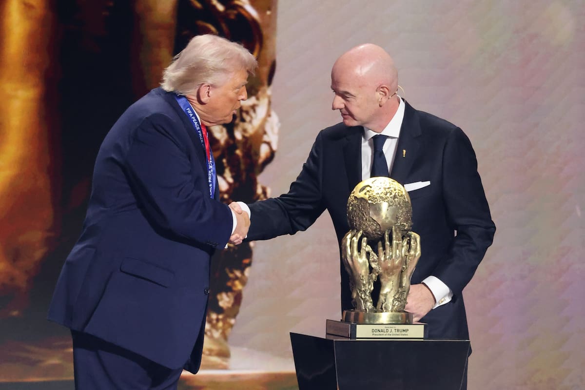 AME6164. WASHINGTON (ESTADOS UNIDOS), 05/12/2025.- El presidente de la FIFA, Gianni Infantino (d), entrega el premio FIFA de la Paz al presidente de Estados Unidos, Donald Trump, durante el sorteo del Mundial de Fútbol FIFA 2026 este viernes, en el Kennedy Center de Washington (Estados Unidos). EFE/ Octavio Guzmán