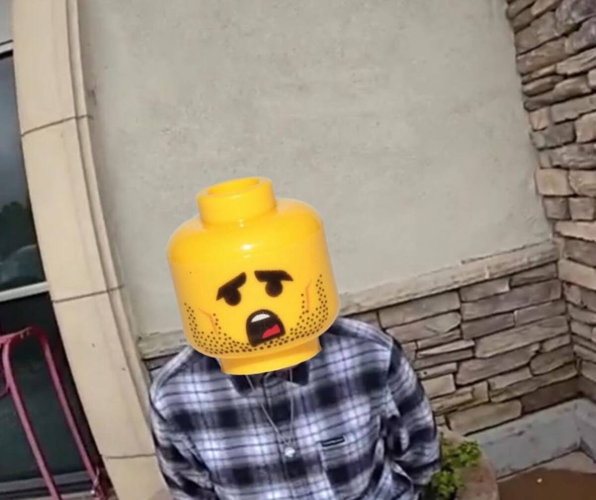 La novedosa y divertida estrategia de la Policía de Murrieta, en California, de poner cabezas de Lego a detenidos de delitos menores. Tomada de X / VANGUARDIA