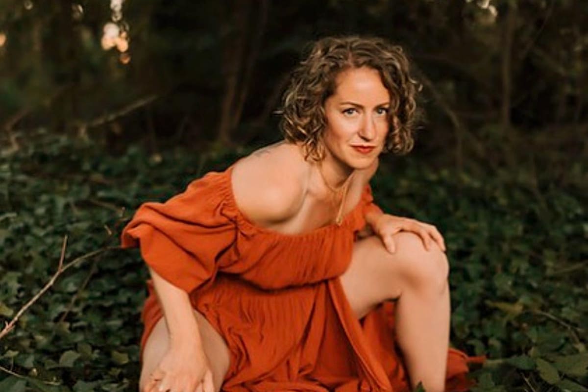 Mientras tanto, Semyonova continúa su relación con el árbol, demostrando que el amor puede tomar muchas formas.