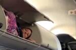 Mujer se escondió en un maletero de un avión y la escena quedó grabada en video