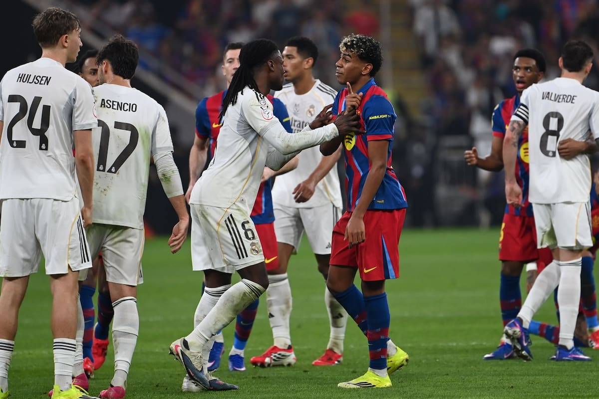 Jeddah (Saudi Arabia), 11/01/2026.- Barcelona's Lamine Yamal (C) argues with Real Madrid's Dean Huijsen (L) during the Spanish Super Cup final soccer match between FC Barcelona and Real Madrid in Jeddah, Saudi Arabia, 11 January 2026. (Arabia Saudita) EFE/EPA/STRINGER
