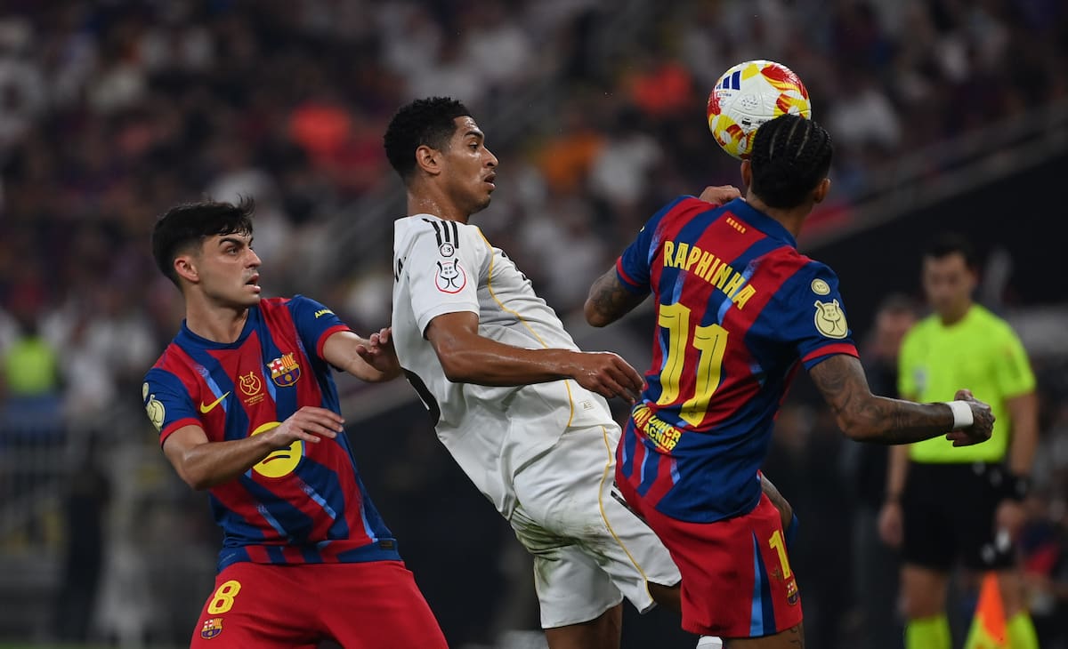 Jeddah (Saudi Arabia), 11/01/2026.- Real Madrid's Jude Bellingham (C) in action against against Barcelona's Raphinha (R) and Pedri (L) during the Spanish Super Cup final soccer match between FC Barcelona and Real Madrid in Jeddah, Saudi Arabia, 11 January 2026. (Arabia Saudita) EFE/EPA/STRINGER