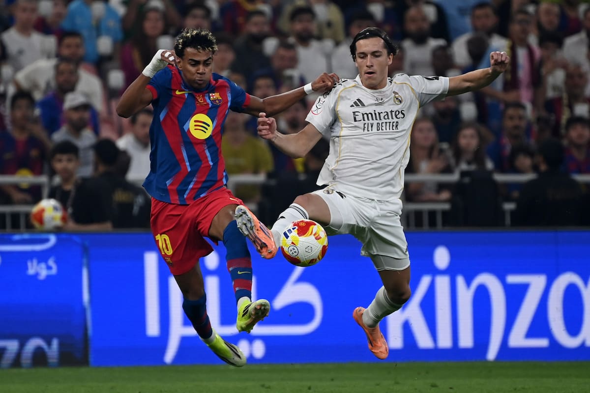 Jeddah (Saudi Arabia), 11/01/2026.- Real Madrid's Alvaro Carreras (R) and Barcelona's Lamine Yamal in action during the Spanish Super Cup final soccer match between FC Barcelona and Real Madrid in Jeddah, Saudi Arabia, 11 January 2026. (Arabia Saudita) EFE/EPA/STRINGER