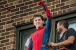 Tom Holland revela el nuevo traje de Spider-Man en el rodaje de nueva película