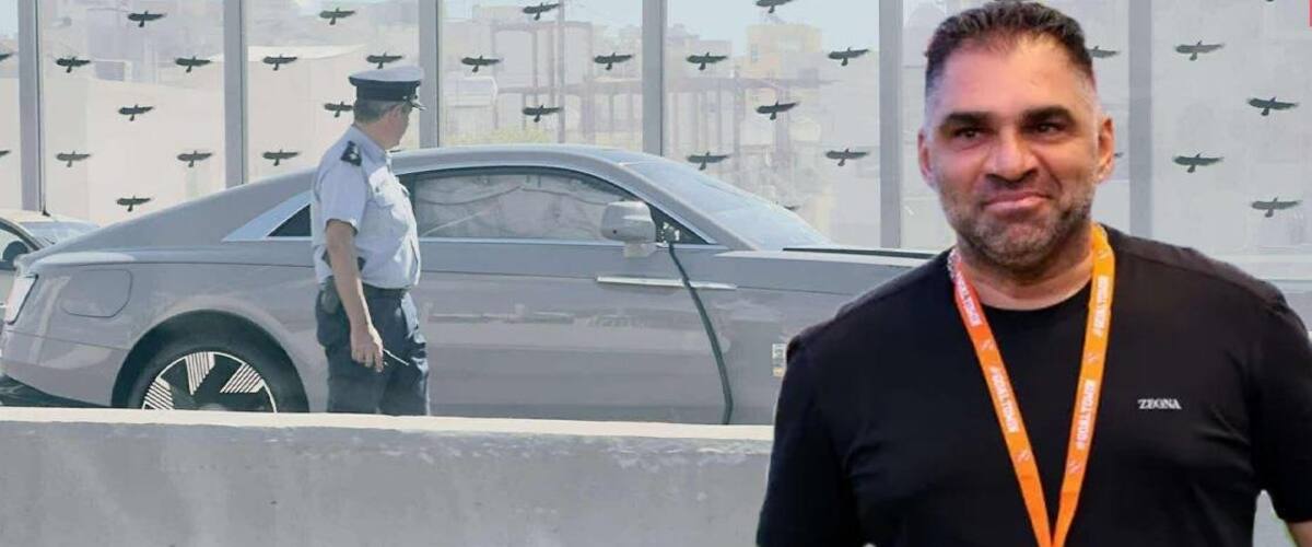 El expresidente deportivo de Limassol, Stavros Demosthenos, también conocido como el 'Al Capone' del sur de Chipre y acusado de facilitar el lavado de dinero ruso, murió en su vehículo mientras llevaba a su hijo al hospital.