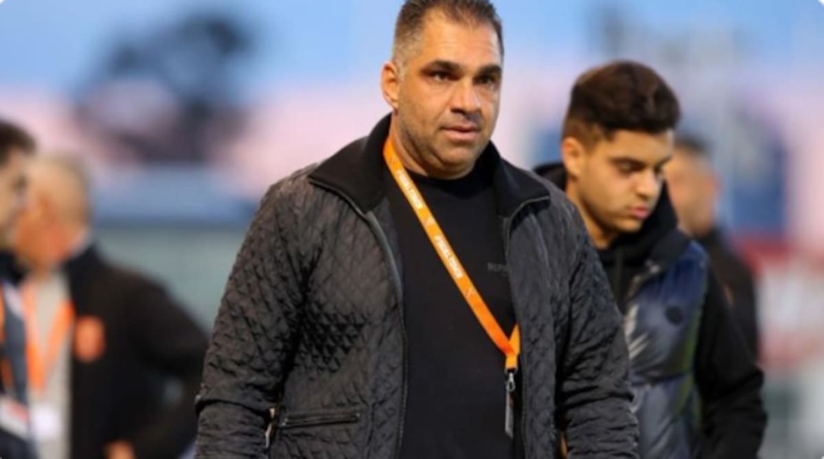 El presidente del club chipriota Karmiotissa, Stavros Demosthenous, fue asesinado a tiros esta mañana en su auto.